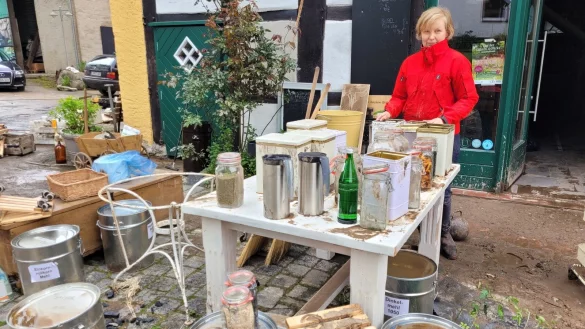 Wiebke Brinkmann ist froh, dass weder Mensch noch Tier auf dem Biohof zu Schaden gekommen sind. Aber der finanzielle Schaden ist groß. Der Starkregen hat alle Wirtschaftsgebäude geflutet, im Hofladen stand das Wasser einen Meter hoch. - © Astrid Sewing