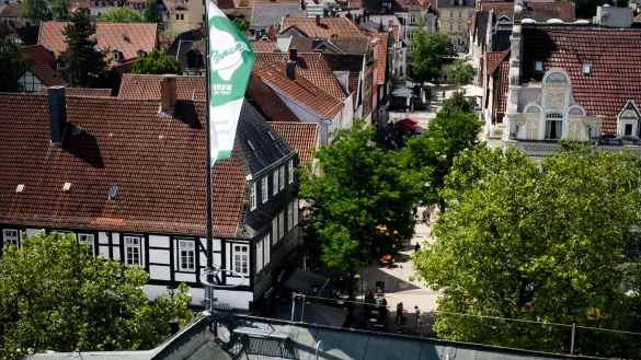 Wie soll sich die Detmolder Innenstadt - hier ein Blick vom Dach des Rathauses am Marktplatz - in den n&auml;chsten Jahren weiterentwickeln? Als erstes werden demn&auml;chst junge Detmolder*innen dazu befragt. Foto: Stadt Detmold - &copy; Stadt Detmold/Torben Gocke