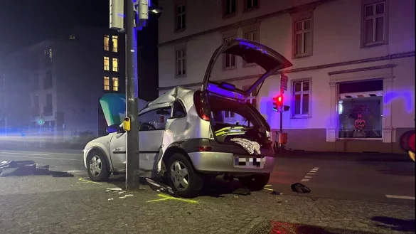 Gegen eine Ampelanlage prallte das Auto in der Nacht zum Mittwoch. - &copy; Feuwehr Detmold/C. Rieks