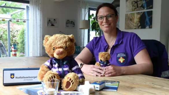 Friederike M&uuml;ller ist seit 2020 Mitglied der Notfallseelsorge Lippe. Auf ihren Eins&auml;tzen hat sie Teddyb&auml;ren, Kerzen, Handschmeichler und Infomaterial dabei - je nachdem, was den Menschen ganz individuell Trost spendet. - &copy; Alexandra Schaller