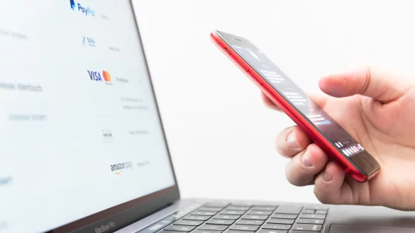 Laut einer Umfrage haben 40 Prozent der Menschen in Deutschland teilweise oder vollst&auml;ndig geregelt, was im Todesfall mit ihren digitalen Daten geschehen soll. - &copy; Silas Stein/dpa