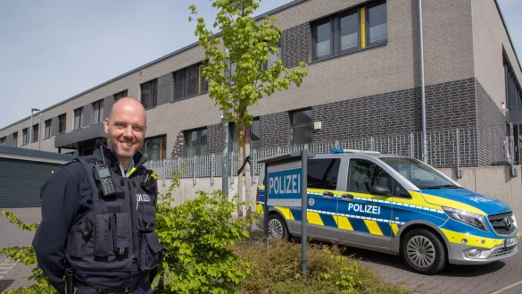 Polizeihauptkommissar Torsten K&ouml;ppe ist neuer Bezirksdienstbeamter f&uuml;r Blomberg. - &copy; Polizei Lippe / Sonja Thelaner