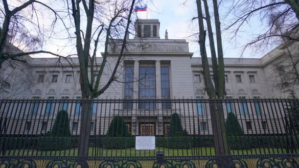 Blick auf das Geb&auml;ude von Russlands Botschaft. Der Verfassungsschutz vermutet, dass vom russischen Botschaftsgeb&auml;ude aus gesp&auml;ht und gelauscht wird. - &copy; dpa