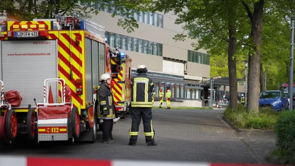 Die Freiwillige Feuerwehr ist am Salzufler Rathaus im Einsatz. Der Bereich ist abgesperrt. - &copy; FREITAG-TV