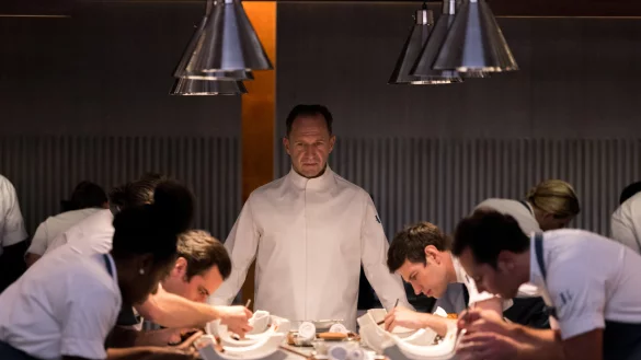 Ralph Fiennes (Mitte) als Chef Slowik in einer Szene des Films "The Menu". - &copy; (c) 20th Century Studios