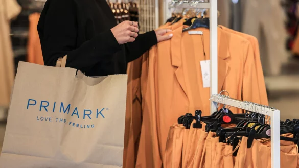 Die Billigmodekette Primark will in Deutschland vier Geschäfte schließen und 420 Arbeitsplätze abbauen. Laut Verdi OWL herrscht in der Bielefelder Filiale schon lange Personalnot. - © Oliver Berg/dpa