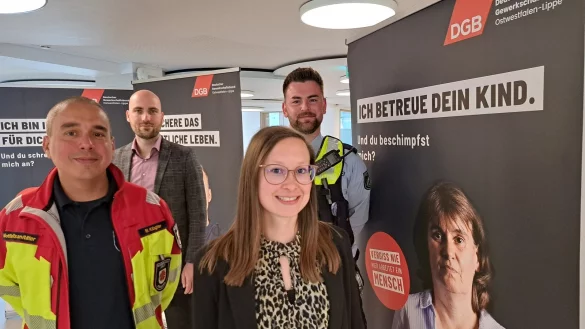 Marcel K&uuml;gler (von links), Hannes Schoodt, Sina Gurcke und Cord-Henrik Starke stehen zwischen den Ausstellungsst&uuml;cken. Die Bilder sind ab sofort bis zum 19. Mai im Kreishaus und der Kreispolizeibeh&ouml;rde in Detmold zu sehen. - &copy; Carolin Brokmann-F&ouml;rster