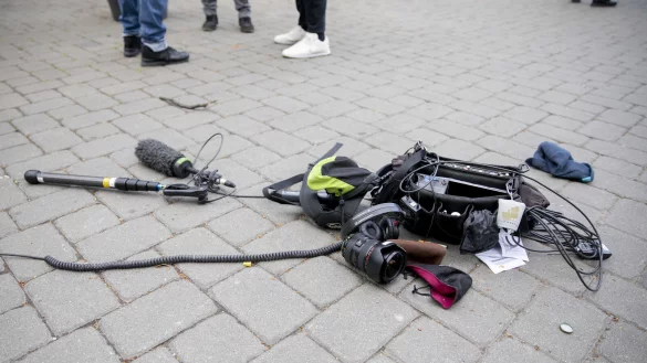 Die Ausr&uuml;stung eines Kamerateams liegt nach einem &Uuml;bergriff zwischen Alexanderplatz und Hackescher Markt auf dem Boden. Die Freiheit, sich in Wort, Schrift und Bild zu &auml;u&szlig;ern, ist im vergangenen Jahr weltweit erneut zur&uuml;ckgegangen. - &copy; dpa