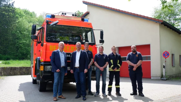 Die beiden Bürgermeister Frank Meier (Extertal, von links) und Friso Veldink (Dörentrup), Christoph Ungermann (Leiter Feuerwehr Dörentrup), Robin Brand (Leiter Feuerwehr Extertal), Benjamin Rehme (Feuerwehr Extertal) und Kevin Elliott (stellvertretender Pressesprecher Feuerwehr Dörentrup) sind froh, eine schnelle Lösung für den Löschzug Linderhofe gefunden zu haben. Das eigene Fahrzeug wird erst in vier bis sechs Wochen wieder einsatzbereit sein. - © Lorraine Brinkmann