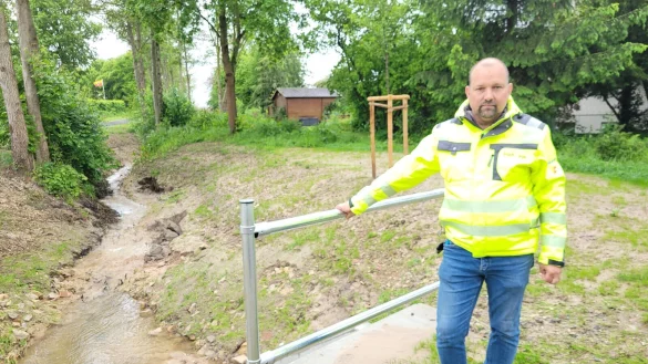 Hier ist die Rechnung f&uuml;r den Hochwasserschutz aufgegangen. Die Stadt hat die Durchl&auml;sse vergr&ouml;&szlig;ert, mehr Platz f&uuml;r das Wasser geschaffen. Fachteamleiter Sven Anders sieht das Problem, dass noch zu viele B&auml;che verrohrt sind - und jeder muss auch in den Eigenschutz investieren. - &copy; Astrid Sewing