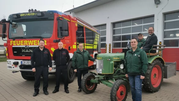 290 PS treffen auf 24 PS beim zweiten Alverdisser Schleppertreffen am Feuerwehrger&auml;tehaus in Alverdissen. Erwartet werden &uuml;ber hundert Alt-Traktoren. Darauf freuen sich: (von links) Sven Logermann, Walter Kern, Florian Wehrmann (Alverdisser Schlepperfreunde) mit Marcel Sch&auml;fer (Einheitsf&uuml;hrer Freiwillige Feuerwehr Barntrup, Einsatzabteilung Alverdissen) und sein Stellvertreter Frank Lehmeyer sowie Landesverbandsvorsteher J&ouml;rg D&uuml;ning-Gast. - &copy; Sylvia Frevert