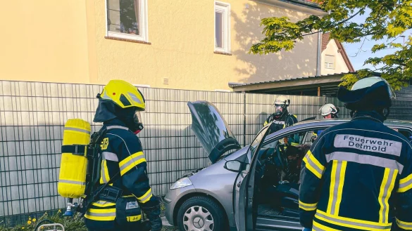 Die Feuerwehr k&uuml;mmerte sich um die qualmende Batterie in einem Mercedes. - &copy; Marco Schweiger/Feuerwehr Detmold