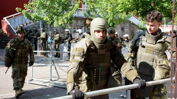 Soldaten der NATO-gef&uuml;hrten Kosovo-Truppen (KFOR) ziehen einen Tag nach Zusammenst&ouml;&szlig;en mit serbischen Demonstranten in voller Montur Metallz&auml;une vor ein st&auml;dtisches Geb&auml;ude im Norden des Kosovo. - &copy; AFP or licensors