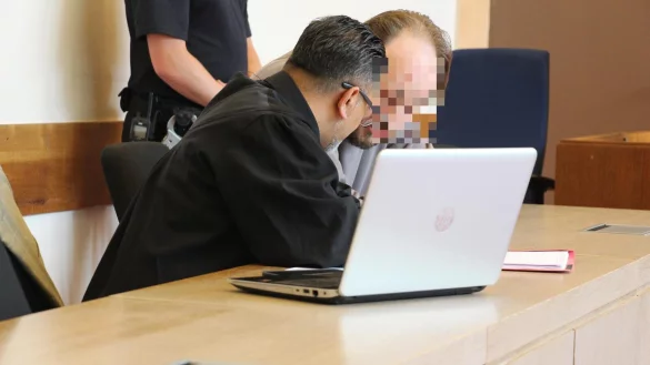 Pflichtverteidiger Remzi Yalcin (links) bespricht sich vor der Verhandlung noch kurz mit seinem Mandanten. Der Prozess n&auml;hert sich dem Ende. - &copy; Janet K&ouml;nig