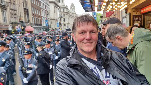 Der Alverdisser Royal Fan Klaus Düwel (rechts) im Glück. In London erlebte er an diesem Wochenende die Krönung des britischen Königs live - im Dauerregen. - © Klaus Düwel