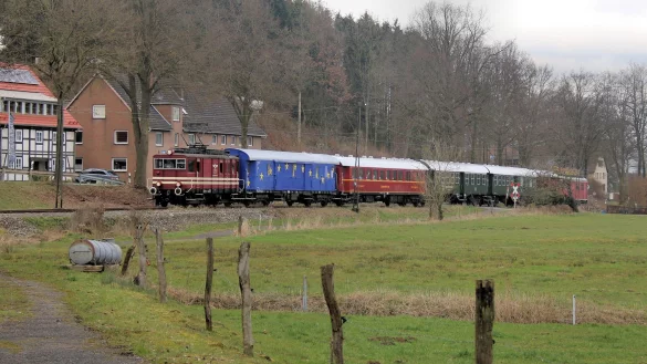 Die Museumseisenbahn auf Fahrt im Extertal. - &copy; Michael Rehfeld