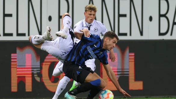SCP-Stürmer Marvin Pieringer, der hier im Hinspiel den Bielefelder Marc Rzatkowski niederringt, wird am Samstag erstmals seit dem 17. Februar wieder in der Paderborner Startelf stehen. - © picture alliance/dpa