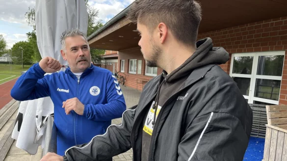 Marco Dornhof (links) im Gespr&auml;ch mit LZ-Volont&auml;r Philipp Kersten. - &copy; Nico D&uuml;llmann