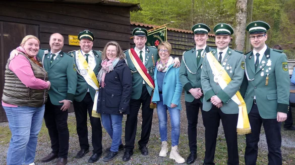Gleich nach dem K&ouml;nigsschie&szlig;en pr&auml;sentiert sich der neue Hofstaat mit: Silja und Guido Pollmann (von links), K&ouml;nig Bj&ouml;rn Gerke mit K&ouml;nigin Conny Werner, Elmar Reker mit Dagmar Gerke. Daneben Jungsch&uuml;tzenknecht Rico Marx, Jungsch&uuml;tzenk&ouml;nig Marek Gr&ouml;ne und Jungsch&uuml;tzenknecht Cedrik Gr&ouml;ne. - &copy; Rudi Rudolph