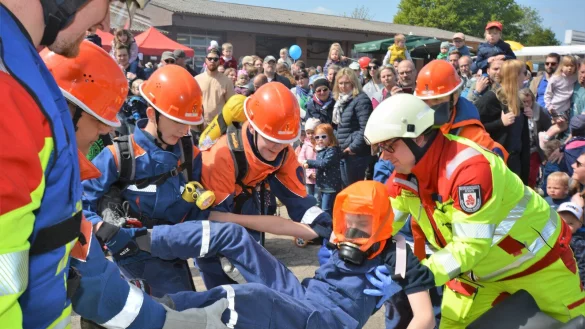 Mitglieder der Jugendfeuerwehr haben bei einer &Uuml;bung einen Jungen aus einem brennenden Haus geborgen. Auf einer Trage wird er zum Rettungswagen gebracht. - &copy; Karin Prignitz