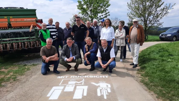Landwirt Siegfried Steffen (vorne, von links), Stefan Berens (Leiter Landwirtschaftskammer Brakel), Dieter Hagedorn (Vorsitzender Landwirtschaftlicher Kreisverband Lippe) und B&uuml;rgermeister Mario Hecker sowie weiterer Vertreter aus Verwaltung, Landwirtschaft und Politik hoffen, dass die neuen Markierungen zu mehr R&uuml;cksicht auf den Wirtschaftswegen f&uuml;hren. - &copy; Lorraine Brinkmann