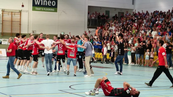 Freud und Leid lagen in der Wineo-Arena am Pfingstsamstag nah beieinander. Das THL-Team tanzte nach dem 27:26-Sieg. - © Jörg Hagemann