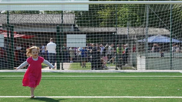 Blitztest: Luisa, Tochter von Architektin Andrea Nolting (Blomberg), die die Bauantr&auml;ge des Kunstrasenplatzes auf den Weg gebracht hatte, fand den &bdquo;Teppich&ldquo; in Schwelentrup perfekt, um auch ohne Schuhe ein paar Meter zu machen - &copy; Axel B&uuml;rger