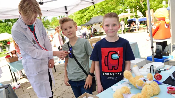 Max Krauz zeigt Jonas und Andreas in der Teddyklinik den Ablauf bei einer Untersuchung beim Arzt oder Krankenhaus. - &copy; Nicole Ellerbrake