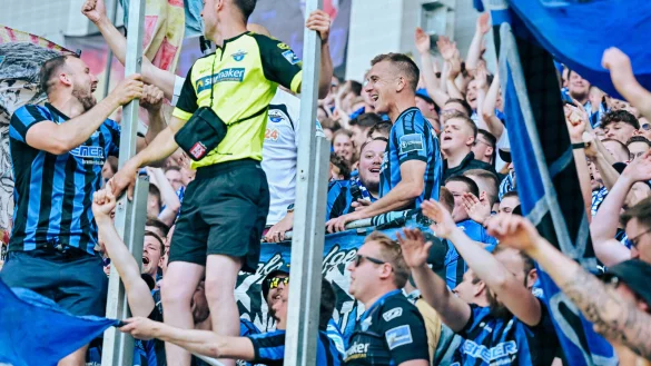 "H&uuml;ne auf den Zaun": Uwe H&uuml;nemeier feiert nach Spielschluss ausgelassen mit den Fans auf der S&uuml;dtrib&uuml;ne. - &copy; Besim Mazhiqi