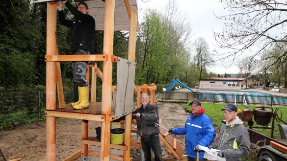 Arbeitseinsatz im Freibad Kirchheide: Simon K&ouml;tter (von links), Klaus Brakhage, Pasquale Liske und Lukas Reitmeier packen an, um das neue Spielger&auml;t aufzubauen. - &copy; Jens Rademacher