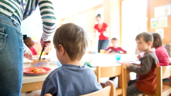 Kritischer Moment: Besonders viele &Uuml;bergriffe finden laut Experten bei den Mahlzeiten in den Kitas statt. Gewaltschutzkonzepte sollen das verhindern. Kontrolliert wird derzeit kaum, ob sie in den Einrichtungen vorliegen und auch umgesetzt werden. - &copy; Daniel Naupold