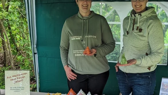 Leuchtende Beispiele f&uuml;r Upcycling: Die Zwillinge Barbara und Andrea Gresshoff zeigten an ihrem Stand, wie sich aus Kerzenresten originell designte Lichter erstellen lassen. - &copy; Kathrin Lutterbeck