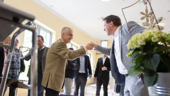 Panagiotis Papadopolus (Schulleiter Oraiokastro) und B&uuml;rgermeister Frank Hilker (rechts) nach der Unterzeichnung der Partnerschaftsurkunde. - &copy; Stadt Detmold