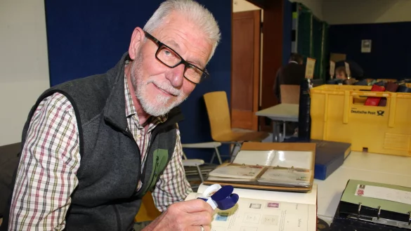Briefmarkenfreund Gerhard Stieler ist immer auf der Suche nach Rarit&auml;ten, um seine Sammlungen zu vervollst&auml;ndigen. - &copy; Sandra Castrup