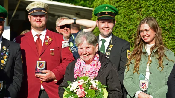 Margret Meise (mitte) ist die neue Sch&uuml;tzenk&ouml;nigin. - &copy; Nicole Ellerbrake