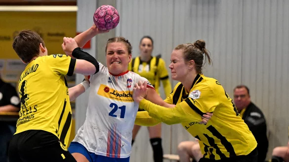 Mit voller Wucht stemmt sich Blombergs Nele Franz gegen die Dortmunderinnen Alina Grijseels (links) und Emma Olsson. - &copy; Mathias M. Lehmann