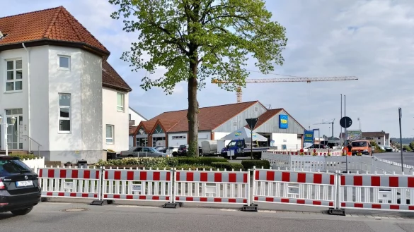 Eine Absperrung ist schon da, die Arbeiten f&uuml;r den Kreisverkehr beginnen in einigen Wochen. - &copy; Franka Ronkartz (LZ)