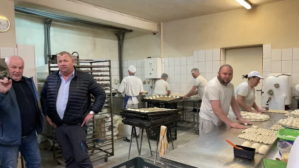 R&uuml;diger Frodermann (links) und Mickel Biere in der Backstube in Fagarasch. - &copy; Renate Hartmann