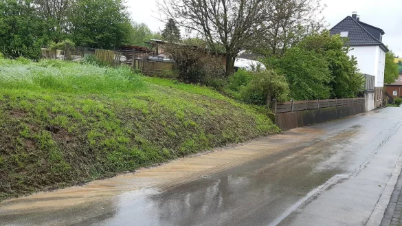 Auch einen Tag sp&auml;ter l&auml;sst sich, wie hier am Herbstweg in Kalldorf, gut erkennen, wie sich die Schlammmassen ihren Weg gebahnt haben. - &copy; Gemeinde Kalletal
