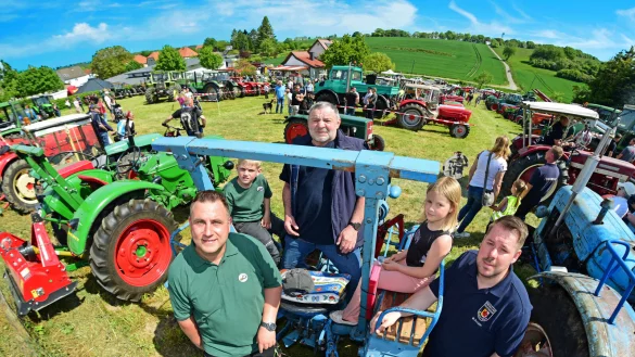 Sven Logermann (Alverdisser Schlepperfreunde,, von links) Julian, Wilfried Entorf, Jolina und Marcel Sch&auml;fer (Einheitsf&uuml;hrer der L&ouml;schgruppe Alverdissen). - &copy; Nicole Ellerbrake