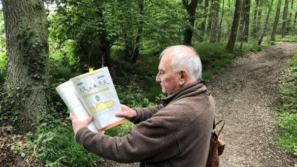 Detlev Pankatz blickt auf eine Skizze, auf der zu sehen ist, wie einst Landwehren angelegt wurden. - © Sven Kienscherf