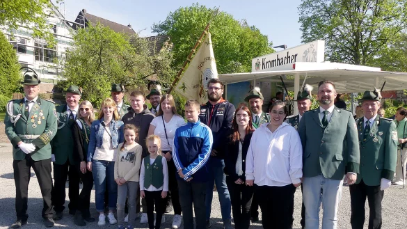 Die Rischenauer Sch&uuml;tzen pr&auml;sentieren das neue K&ouml;nigshaus mit dem K&ouml;nigspaar Benjamin und Filiz S&uuml;&szlig; (vorne rechts), Kindersch&uuml;tzenk&ouml;nigin Helene Weyrauch (vorne links) und Jungsch&uuml;tzenk&ouml;nigin Lea Wintjes (rechts dahinter). - &copy; Rudi Rudolph