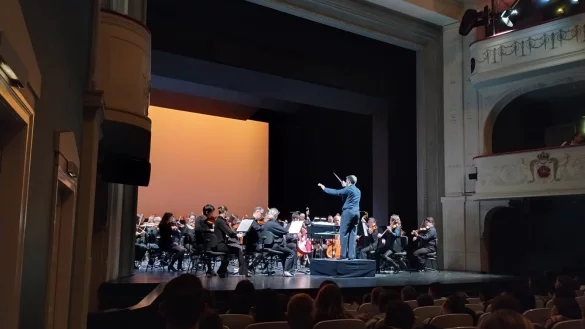 Francesco Damiani dirigiert den ersten Satz der Peer Gynt Suite mit bedachter Hand. - &copy; Franka Ronkartz (LZ)