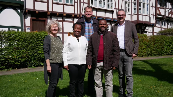 Brigitte Langer (von links), Martin und Josphine Guchu, Werner Kuloge (hinten) und B&uuml;rgermeister Markus Baier erfahren mehr &uuml;ber die Schulsysteme. - &copy; Alte Hansestadt Lemgo