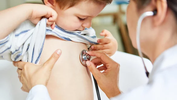 Krankheiten wie Lungenentz&uuml;ndungen, Harnwegsinfekte oder Scharlach erfordern bei Kindern h&auml;ufig die Gabe von Antibiotika. Massive Engp&auml;sse verhindern derzeit in vielen F&auml;llen die ad&auml;quate Behandlung. - &copy; picture alliance / Zoonar