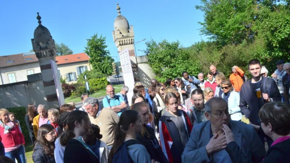 Am orientalisch anmutenden Herrenhaus &bdquo;La Douera&ldquo; lauschen die deutschen und franz&ouml;sischen Teilnehmer des Familienaustausches den Erl&auml;uterungen des F&uuml;hrers und von Annik Grand (vorne rechts). Auch die jungen M&auml;dchen aus der Gruppe zeigen Interesse. Foto: Sibylle Kemna - &copy; Sibylle Kemna