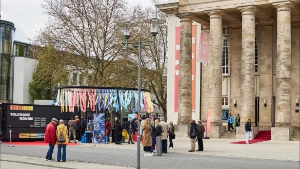 Die Wanderausstrahlung Toleranzr&auml;ume hat Premiere in Detmold. Inzwischen ist der Container auf die andere Stra&szlig;enseite gezogen. - &copy; Toleranz-Tunnel