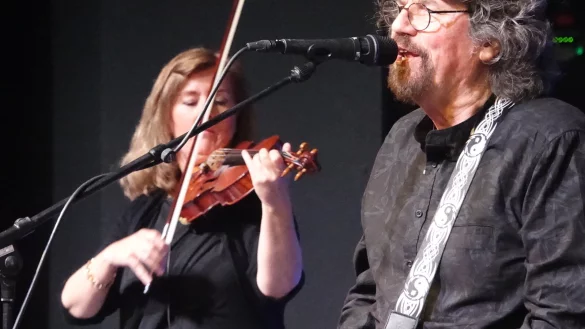 Alles geben f&uuml;r "Hold on Tight": Phil Bates und (hinten) Geigerin Susanne Filep. - &copy; Axel B&uuml;rger