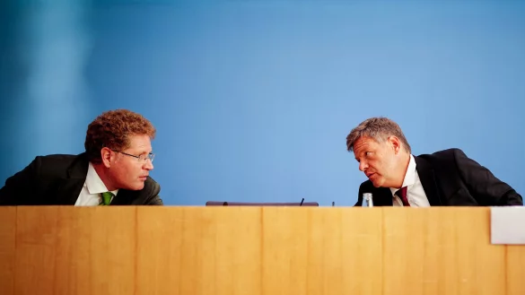 Robert Habeck (r.), Bundesminister f&uuml;r Wirtschaft und Klimaschutz, und sein Staatssekret&auml;r Patrick Graichen stehen aktuell in der Kritik. - &copy; Kay Nietfeld