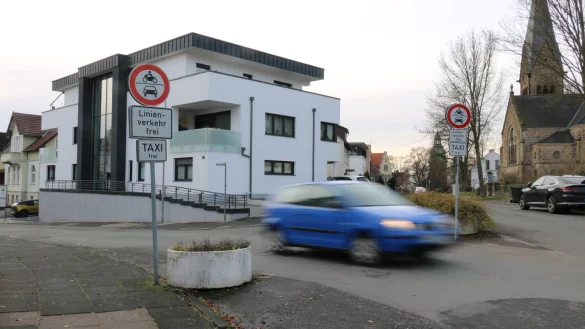 Reger Verkehr herrscht an der Einm&uuml;ndung zur Ahornstra&szlig;e an der Abzweigung zur Martin-Luther-Stra&szlig;e. Doch eigentlich ist die Durchfahrt hier nur Taxis und Bussen erlaubt. - &copy; Alexandra Schaller
